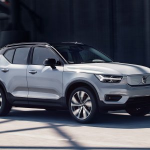 2020-volvo-xc40-recharge-23.jpg