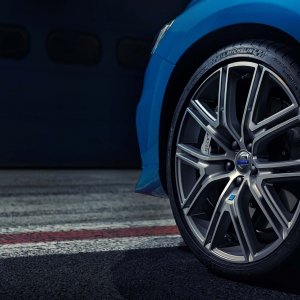 2017-volvo-s60-polestar_100596660_h.jpg